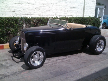 Un Deuce Coupe de 1932, la última adquisición del amigo Sly. Se ve que colecciona coches como si fueran llaveros... si le sobra uno podría enviármelo...